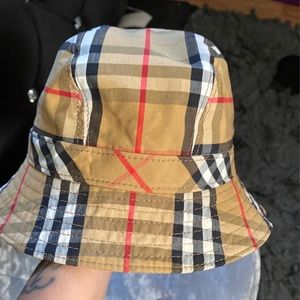 Burberry bucket hat
